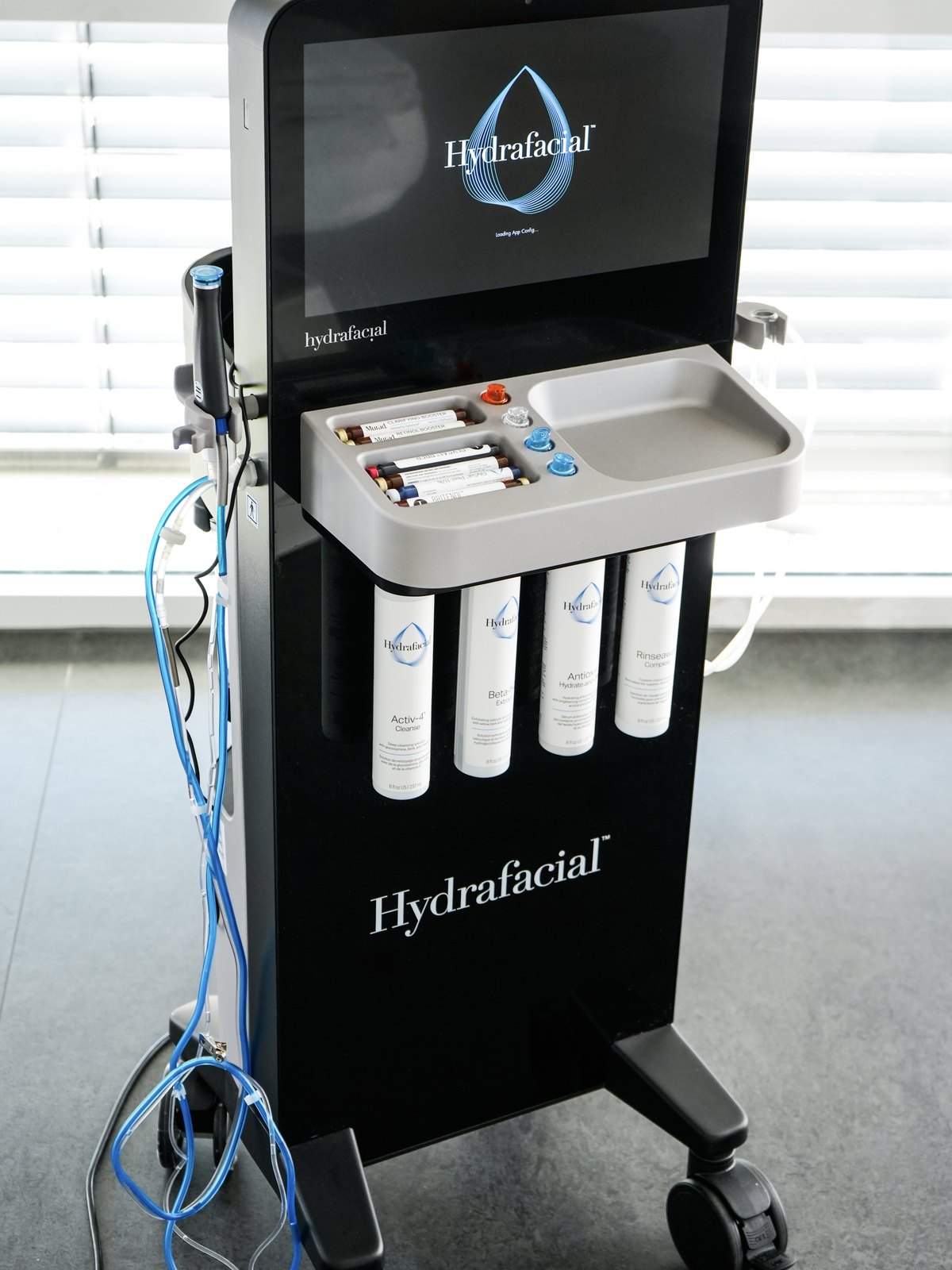 Original HydraFacial-Gerät mit Wirkstoffbehältern und Handstücken — Beauty Secret by Alina, Paderborn