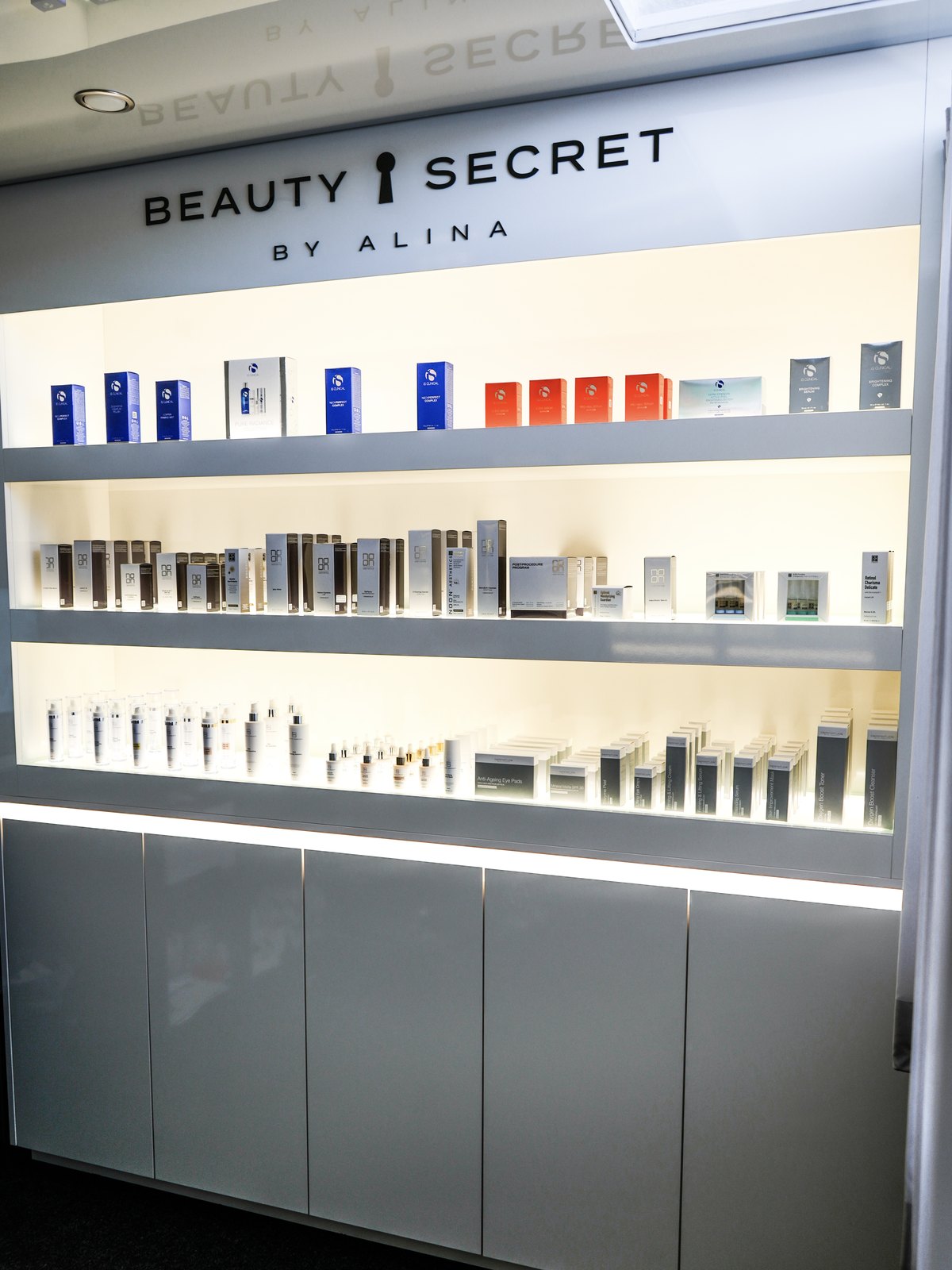 Beleuchtetes Produktregal mit Pflegeserien im Institut — Beauty Secret by Alina, Paderborn