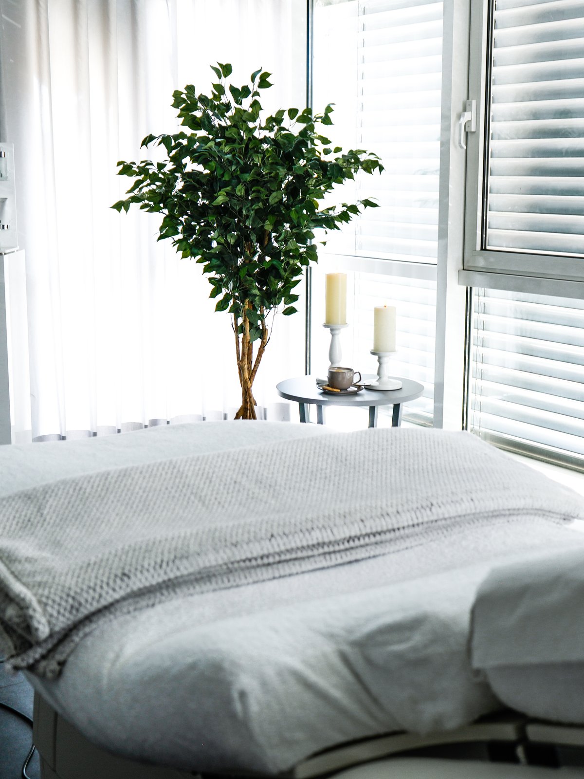 Ruhiger Behandlungsraum am Fenster für die Infuzion-Behandlung — Beauty Secret by Alina, Paderborn