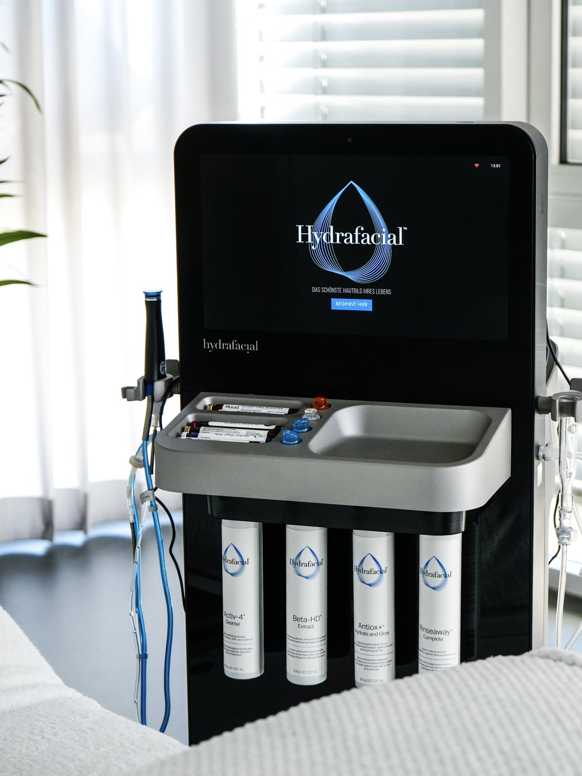 HydraFacial-Gerät direkt an der Behandlungsliege im Institut — Beauty Secret by Alina, Paderborn