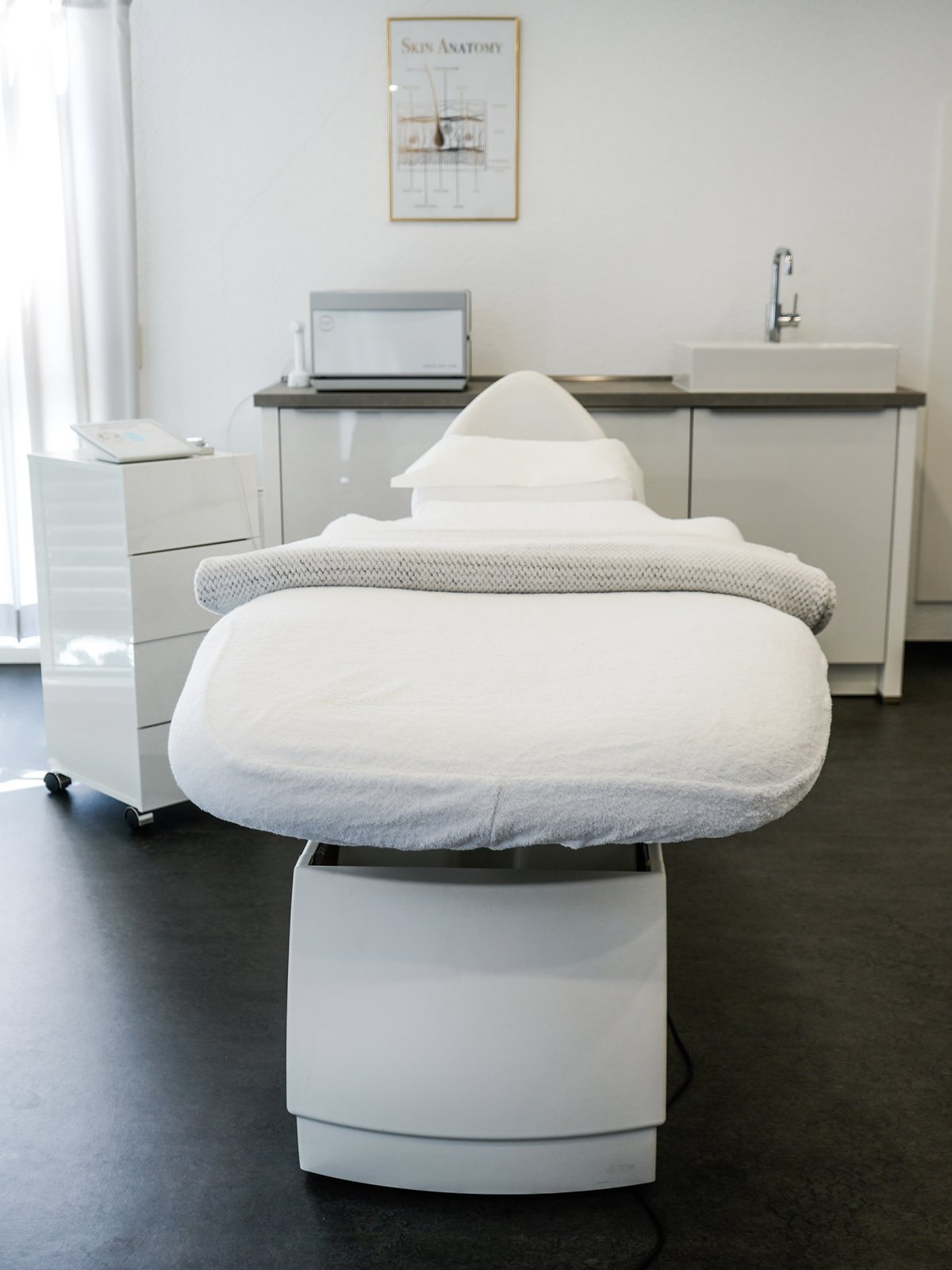 Behandlungsraum mit vorbereiteter Liege für RF Needling — Beauty Secret by Alina, Paderborn