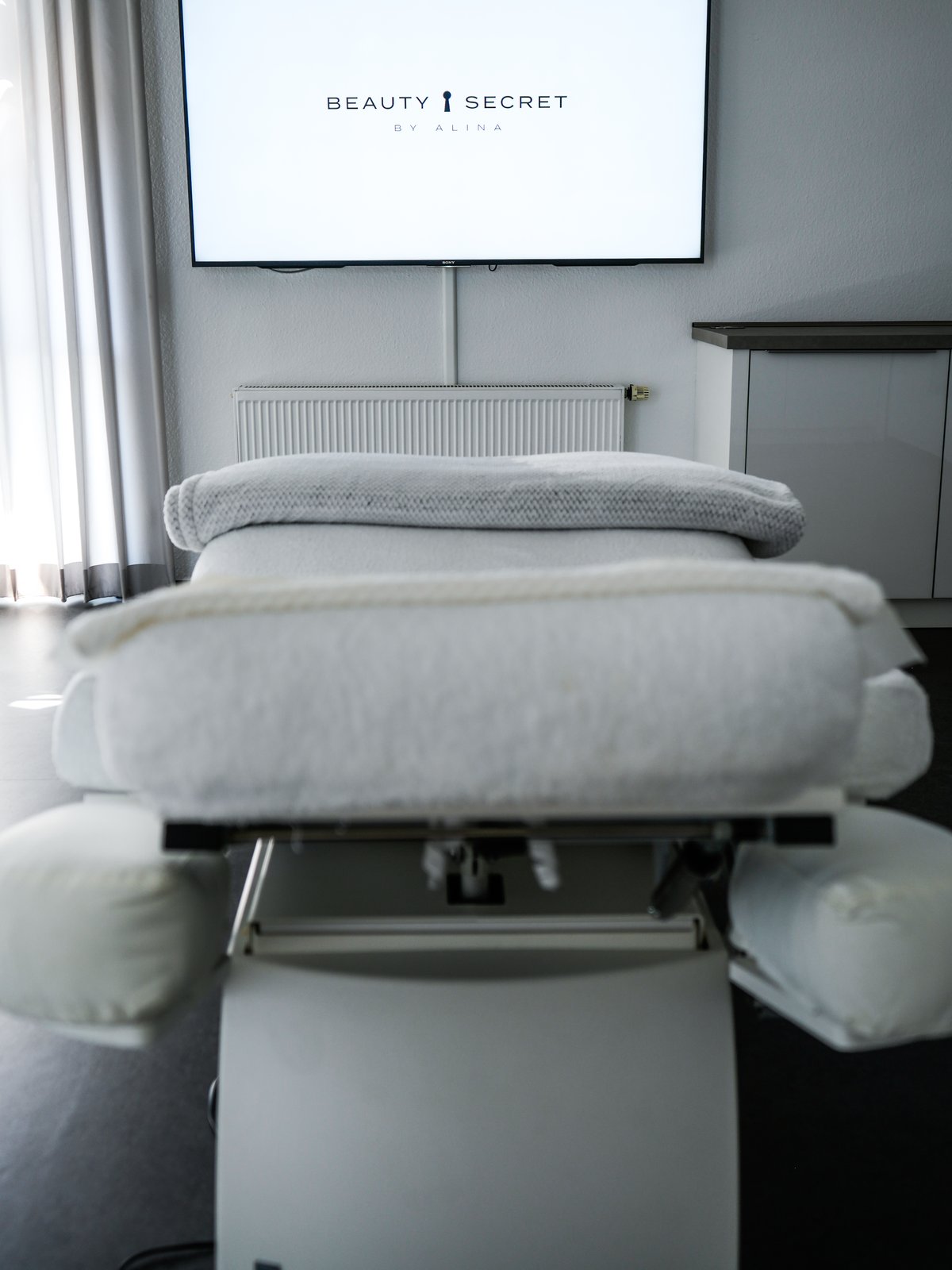 Behandlungsraum mit Liege, in dem wir die Meta Therapie durchführen — Beauty Secret by Alina, Paderborn