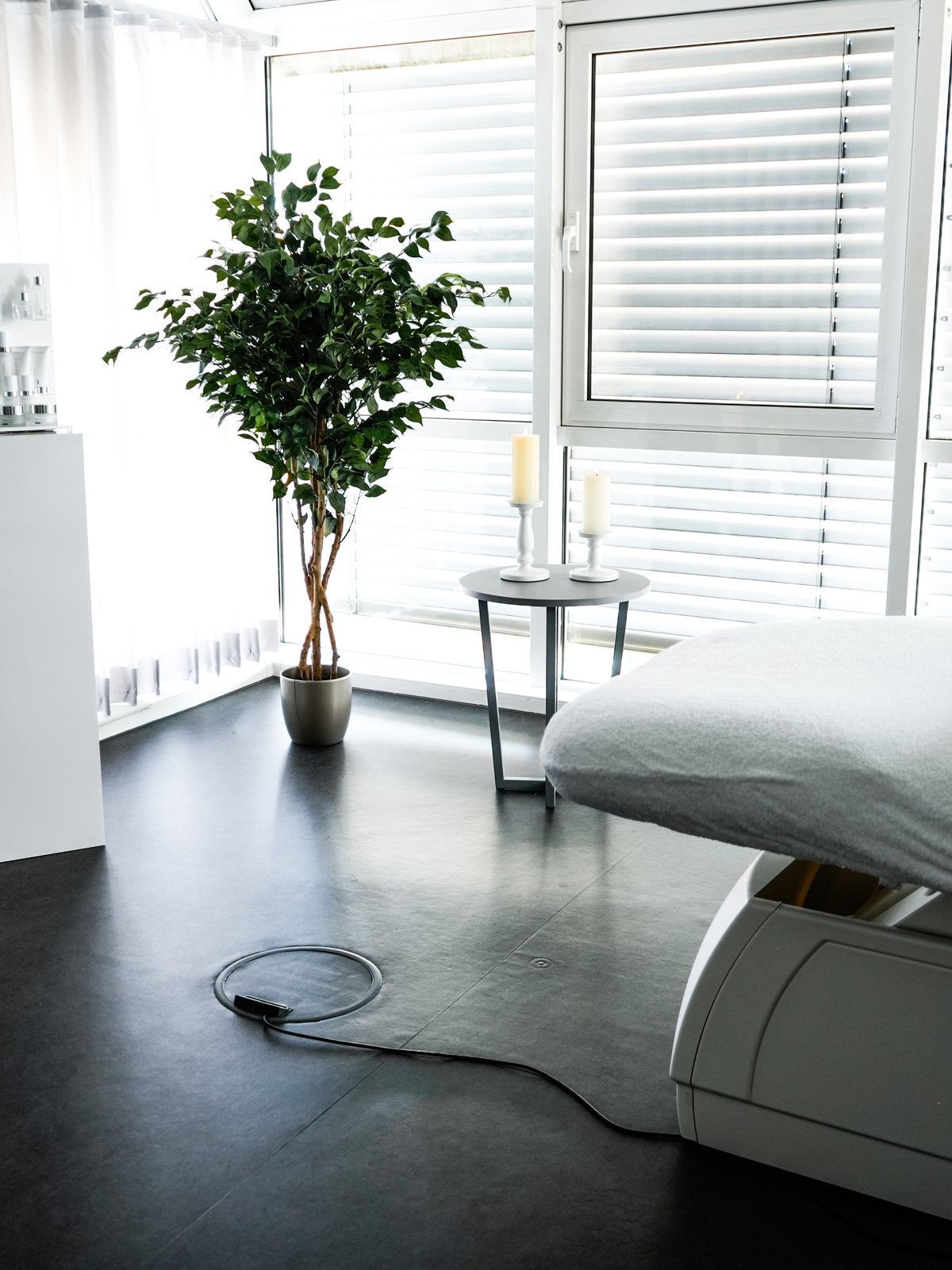 Heller Behandlungsraum mit Tageslicht für die Diodenlaser-Haarentfernung — Beauty Secret by Alina, Paderborn