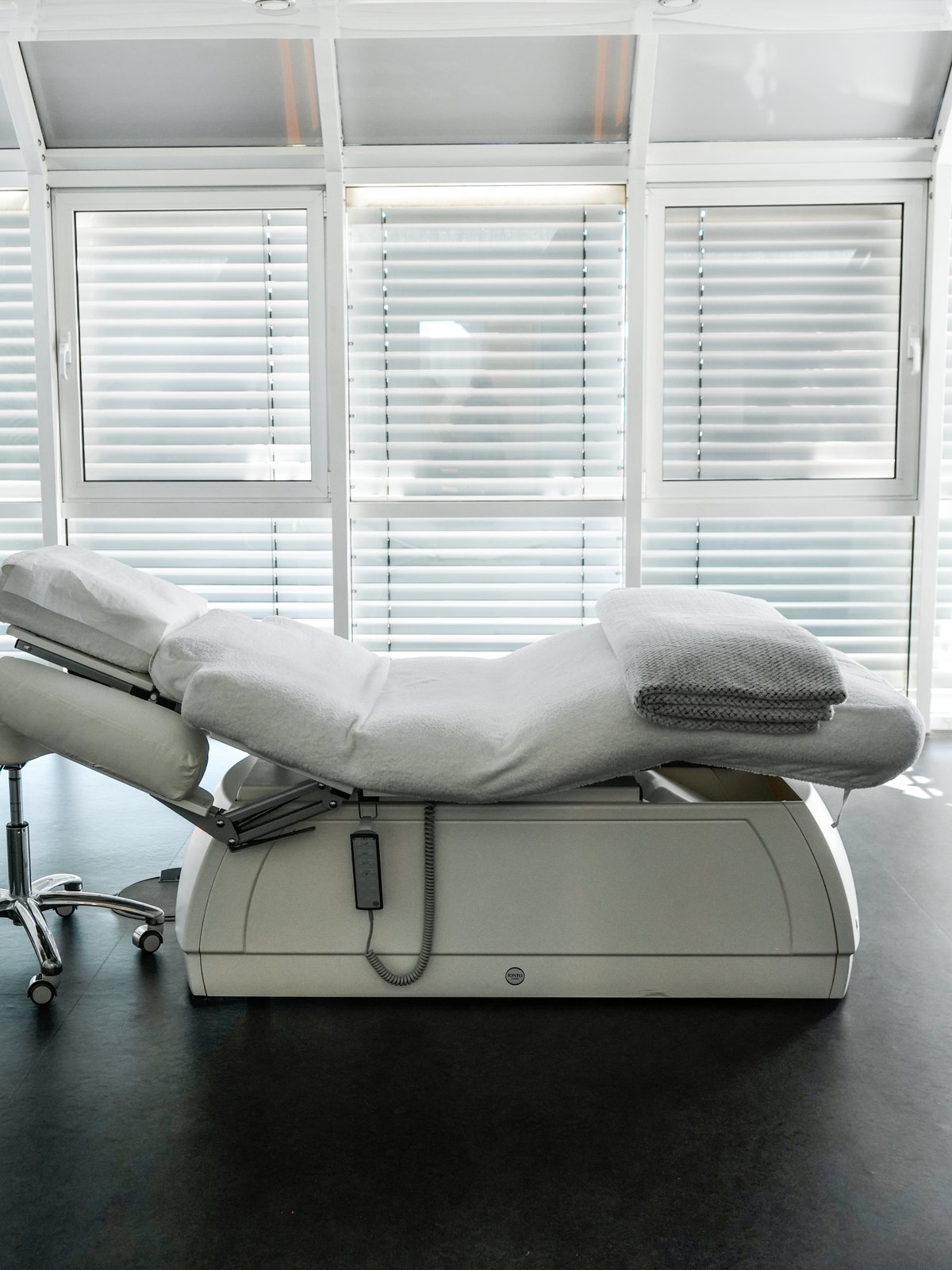 Großzügiger, heller Behandlungsraum für die Körperbehandlung mit Liposana 3 NEO — Beauty Secret by Alina, Paderborn