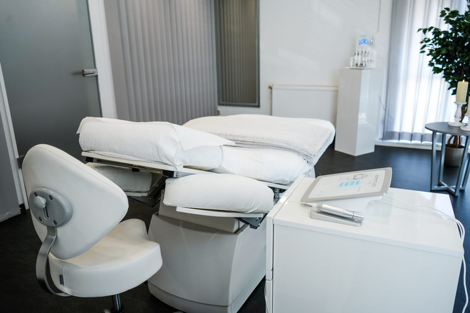 Behandlungsraum mit Liege und Tageslicht — Beauty Secret by Alina, Paderborn
